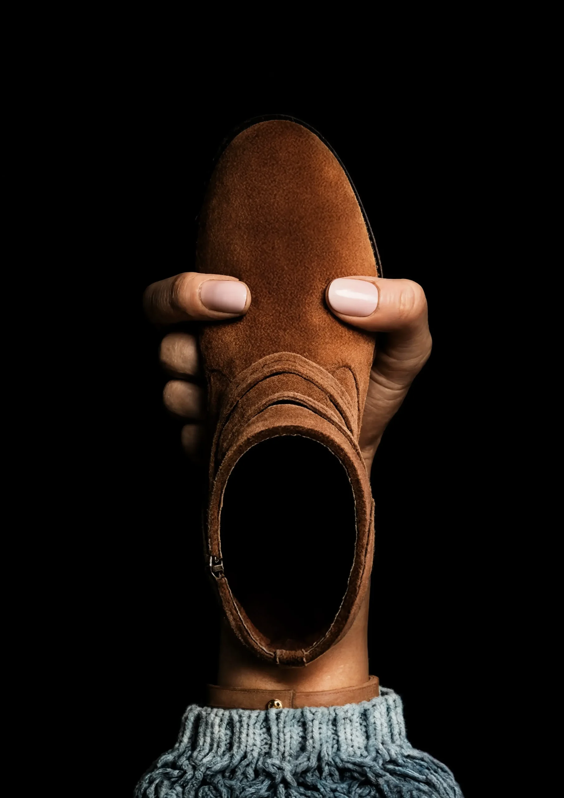 Bota gamuza mano u_as nude - fondo negro